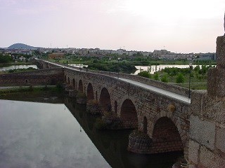 ローマ橋（Puente Romano）